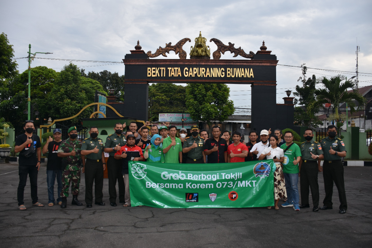 Korem 073/Makutarama Bersama SGC Golf Salatiga Membagikan Takjil